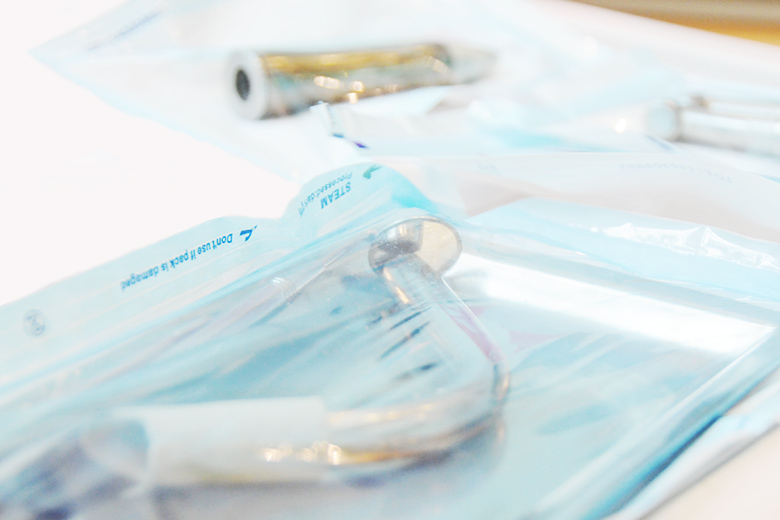 患者さまに使用する器具はすべて洗浄・消毒・滅菌し、患者さまごとに交換しています。
